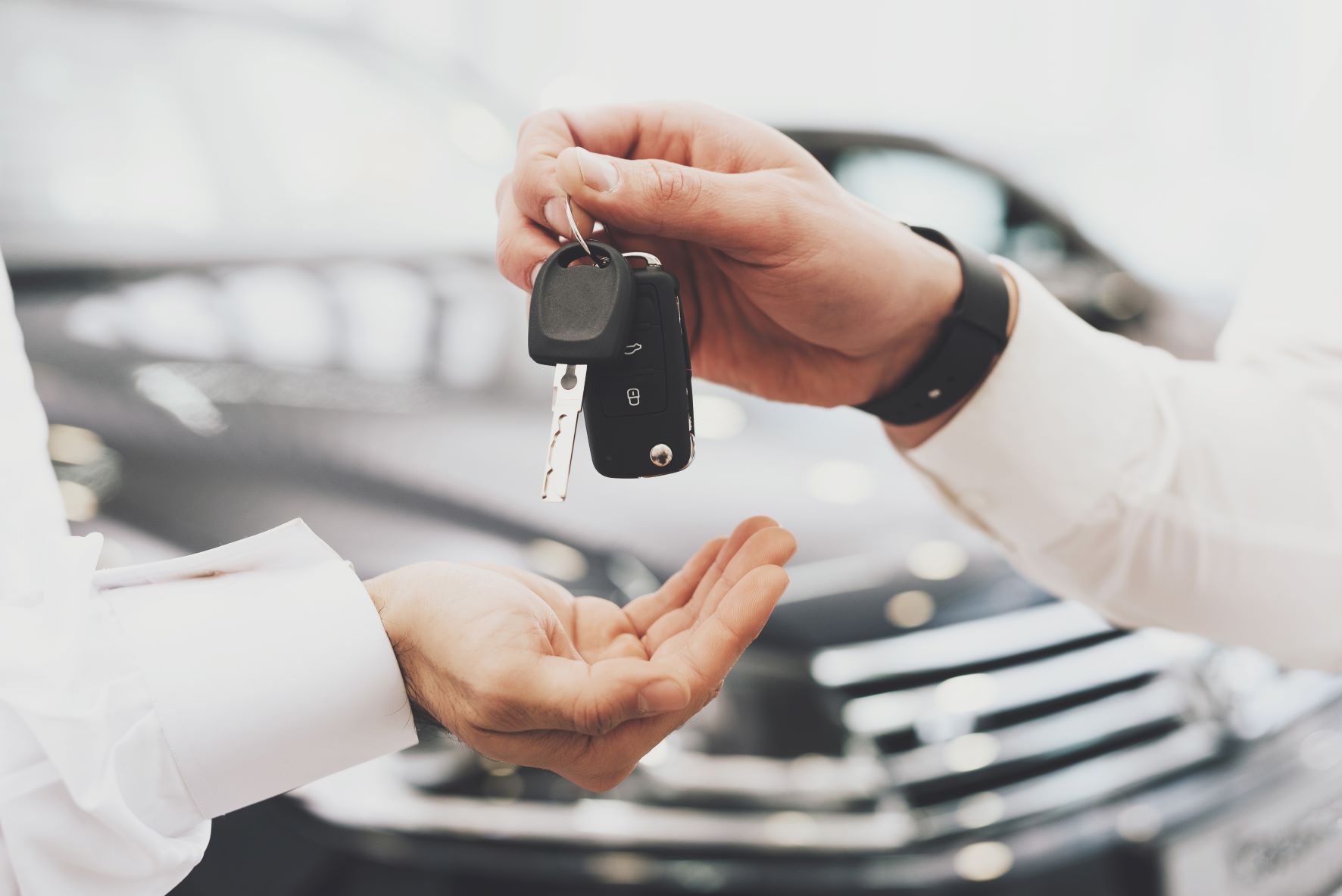 Dubai-vehicle-transfer-handing-over-keys-resized